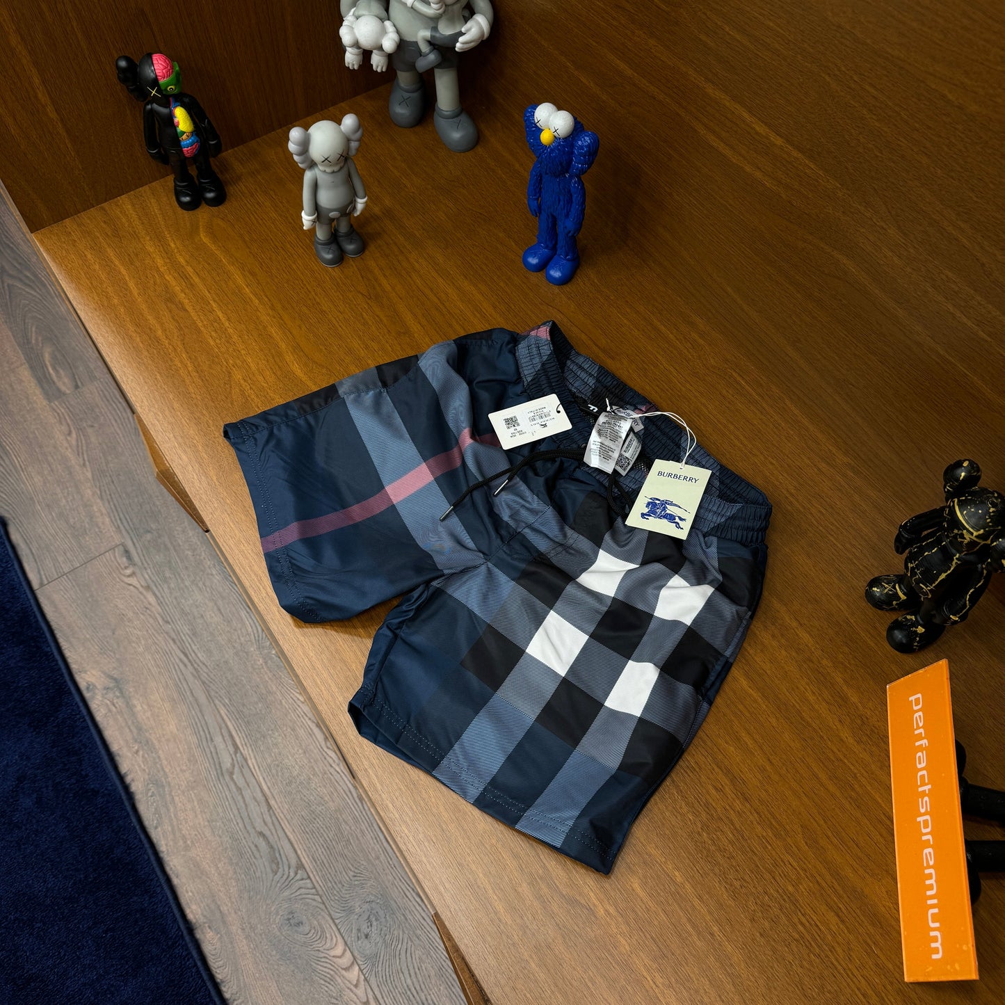 Burberry Lacivert Deniz Şortu